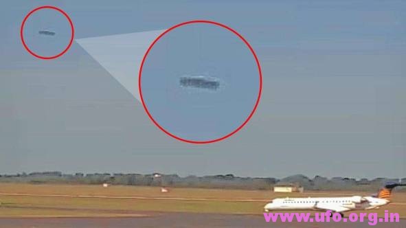 德国机场上空出现不明飞行物，网友惊呼雪茄型UFO的图片
