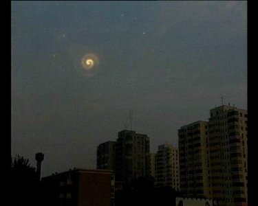 1987年8月27日上海惊现长长的桔红色尾巴的UFO的图片