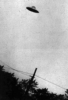 英国媒体公布（近140年间）地球人最早拍到的UFO经典照片的图片
