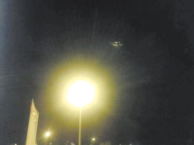 2013年10月16日大连市民拍到UFO，疑似飞碟UFO盘旋于大连上空的图片