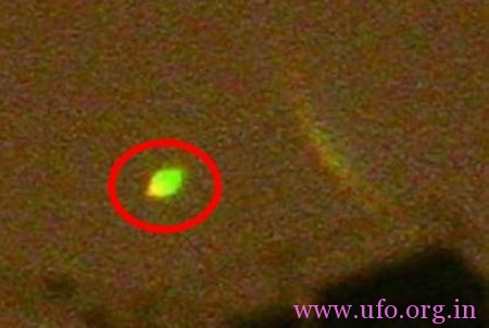 武汉记者在拍雷电，无意拍到数个UFO光团飞过武汉上空的图片