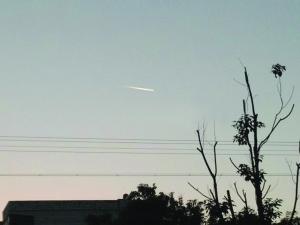江苏多地惊现不明飞行物，UFO发出耀眼的闪光，速度忽快忽慢的图片
