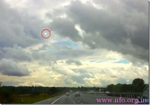 英国高速公路上空惊现碟型光点UFO