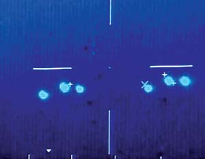 墨西哥空军拍到11个闪光UFO将侦察机团团包围的图片
