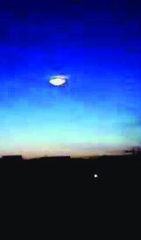 中学生拍到UFO发出强烈白光，出现在嘉峪关上空