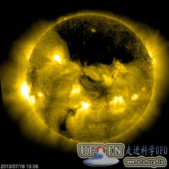 空间探测器发现太阳北极出现巨大空洞的图片