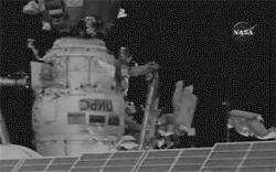 废弃航天服飘出空间站画面似《地心引力》的图片 第1张