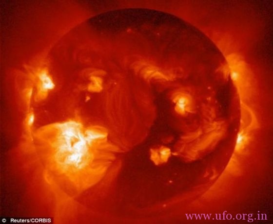 巨型黑洞覆盖太阳表面：剧烈喷射太阳物质的图片 第2张