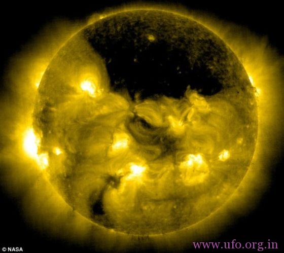 巨型黑洞覆盖太阳表面：剧烈喷射太阳物质的图片 第1张