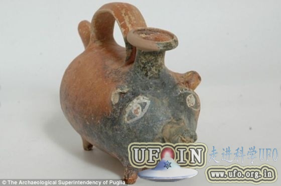 意大利发现2400年前小猪造型赤土陶奶瓶的图片 第1张