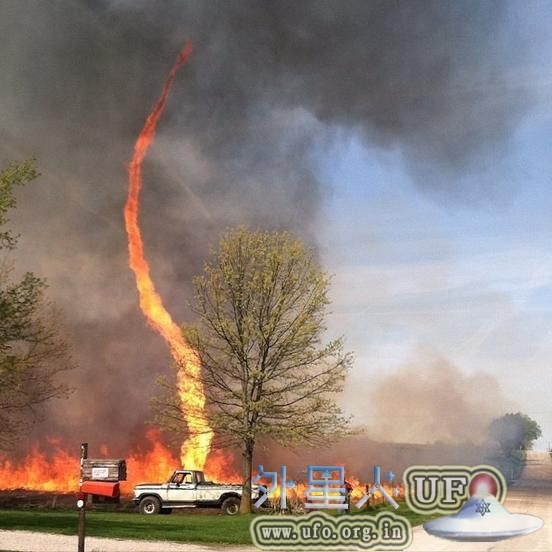 美国女子拍到罕见火焰龙卷风壮观场面(图)的图片