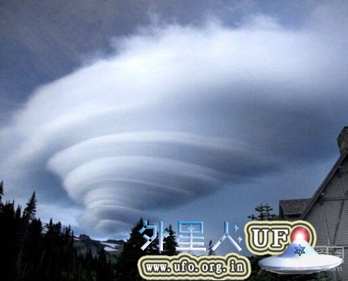 新疆天山惊现“UFO”奇观是什么东西？的图片