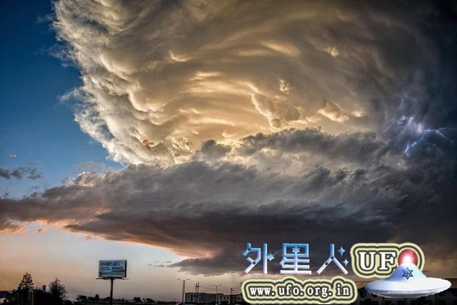 像巨大UFO的超级风暴云现身美国第51区上空的图片