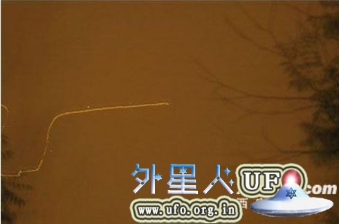 游客夜览西安意外拍到大雁塔上空的UFO的图片