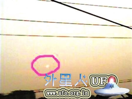 四川自贡上空发现UFO 形如蝌蚪发出淡黄光(图)