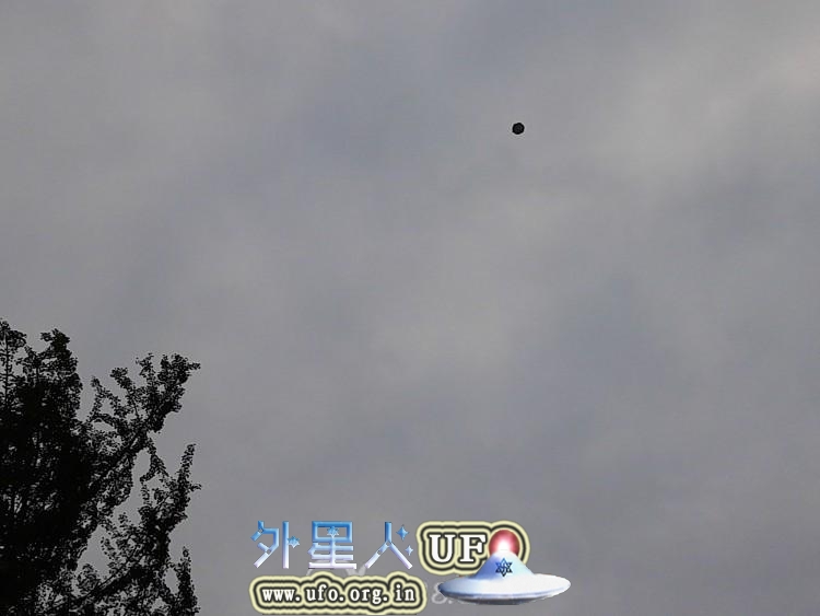 2014年8月17日UFO惊现四川江油太白广场上空的图片