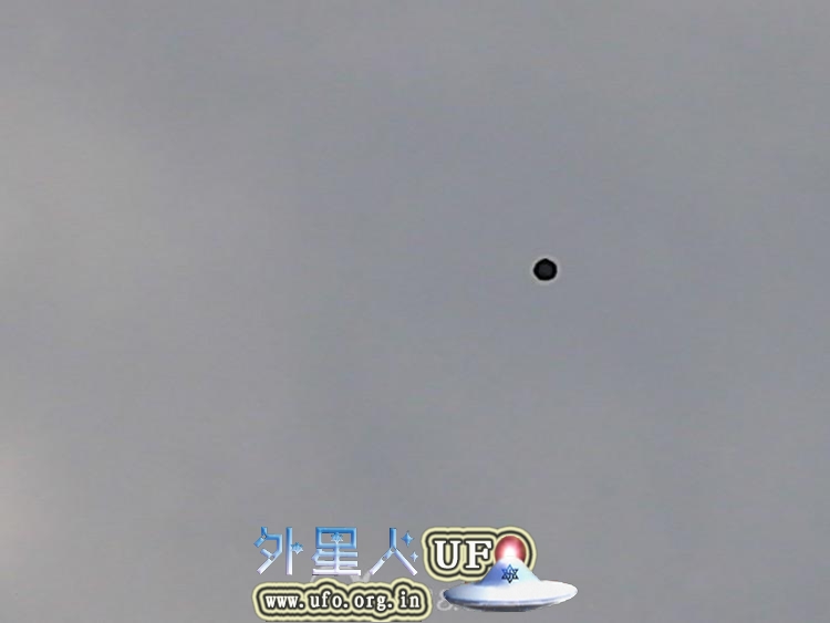 2014年8月17日UFO惊现四川江油太白广场上空的图片