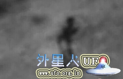 UFO爱好者挖出谷歌月球卫星照片出现外星人影子活动的图片