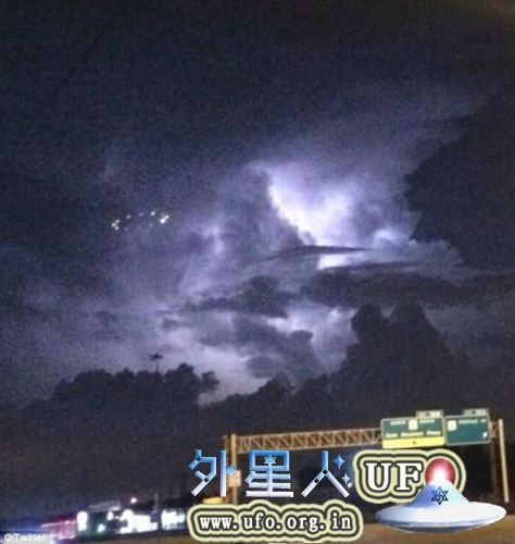 2014年8月11日美国休士顿上空惊现UFO的图片