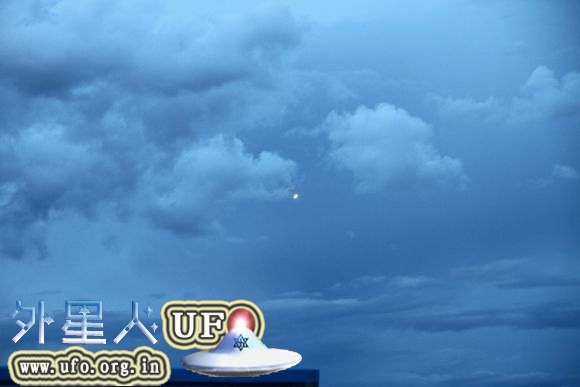 实拍西藏拉萨金珠路上空出现UFO