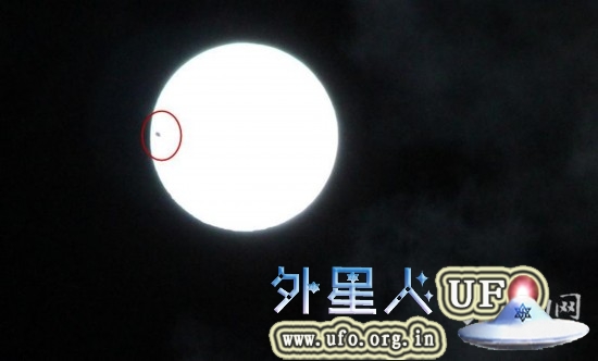 昆明市民中秋节拍月亮拍到UFO2014年9月8日的图片
