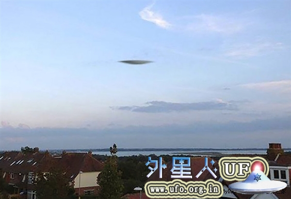 英国朴茨茅斯居民目击UFO从南海岸飞过的图片