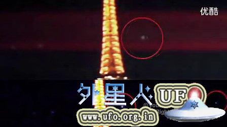 2014年10月24日UFO经过法国巴黎埃菲尔铁塔的图片