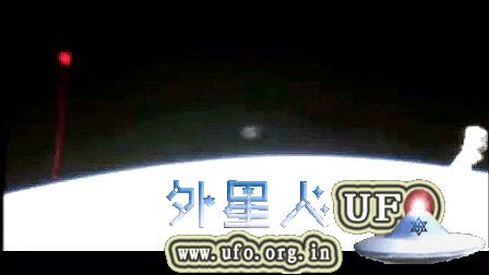 2014年12月5日国际空间站拍到红色UFO的图片