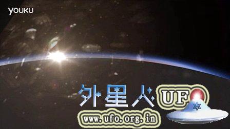 国际空间站 太阳升起时急速飞过的UFO的图片