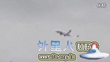 飞机后面奇怪的UFO类似超人的图片
