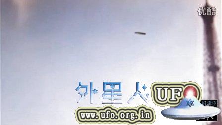 2014年12月18日法国埃菲尔铁塔拍摄到雪茄形UFO的图片