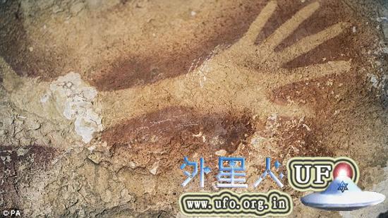 在印度西尼亚苏拉威西岛的玛洛斯洞群，考古学家发现一系列年代久远的手印涂鸦和动物画。考古学家此前认为这些壁画的年代可追溯到 1万年前，新研究发现玛洛斯洞群壁画的年代可追溯到3.5万年到4万年前。玛洛斯洞群的壁画与在欧洲发现的古老洞穴壁画一样悠久，可能迫使人类学家改写人类文化的发展史。 第3张