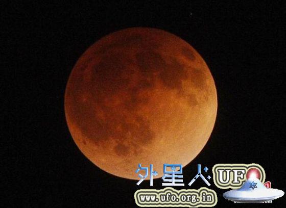 资料图：当地时间2014年4月15日凌晨，美国洛杉矶出现的月全食呈现出橙红色月亮美景，这是2010年12月以来该地区出现的首个月全食。 第2张