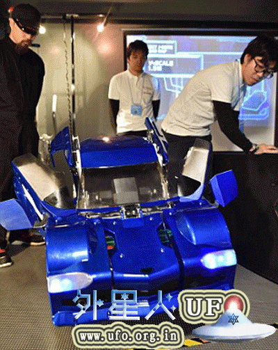 建造团队正在东京数字内容博览会上展示变形金刚J-deite quarter，它可在数秒内从机器人变成汽车。  第2张