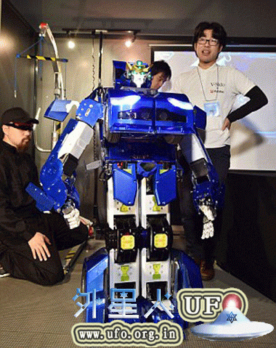 这款机器人原型机是“Brave Robotics”，“Asratec”和 “Takara Tommy”三家公司合作完成的，高仅1.3米。研究人员称，他们将来会建造5米高的变形金刚。  第3张