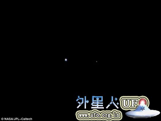 这张令人惊叹的图像是由美国宇航局的朱诺号飞船在前往木星的途中拍摄的地月系统，拍摄时间是2011年8月份。图像中较大的白色亮点是地球，较小的则是月球，两者之间此时的间隔约为40.2万公里，拍摄时朱诺飞船距离地球约970万公里。 第3张