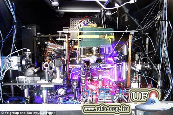 美国科学家表示，这种“锶晶格钟”比以前的世界纪录保持者——美国国家标准与技术研究所(NIST)的量子逻辑时钟的准确度高50%。 第2张