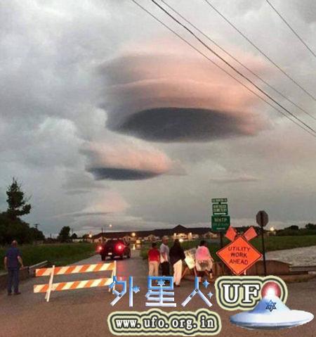 美国克萨斯州暴雨过后空中现酷似UFO云团 第1张