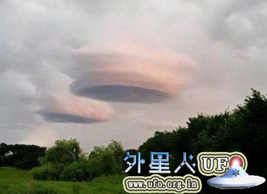 美国克萨斯州暴雨过后空中现酷似UFO云团 第2张