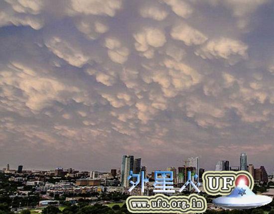 美国克萨斯州暴雨过后空中现酷似UFO云团 第4张