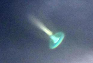荷兰格罗宁根(Groningen)上空惊现UFO 形似水母发出绿光 第2张