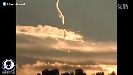 2015年9月19日亚利桑那云中两个条状发光UFO延伸接近变多