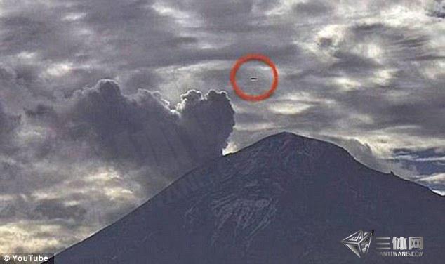 发现UFO在墨西哥火山波波卡特佩特峰上空飞行的图片