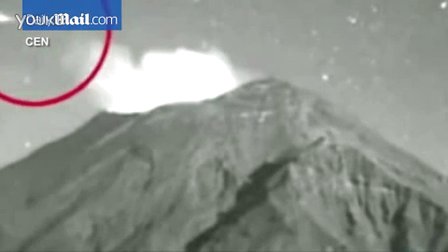 2015年10月7日飞过墨西哥火山的雪茄型UFO