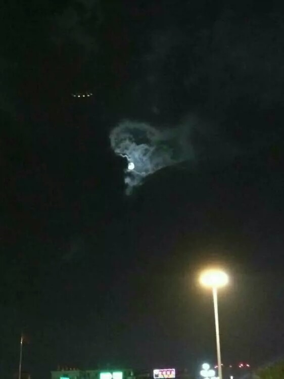 天津网友晚上拍摄到小型UFO 2015年10月23日