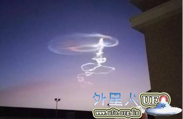 2015年11月1日早晨8点新疆多地网友同时目击巨大“UFO”奇景 第1张