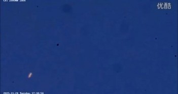 2015年11月24日高空橙色随意运动发光UFO