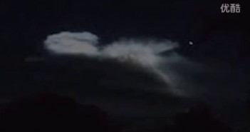 2015年11月19日俄罗斯西伯利亚外形巨大奇特的发光UFO