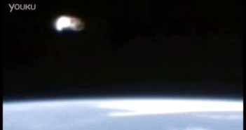2015年12月10日国际空间站拍到可见3个舷窗的UFO
