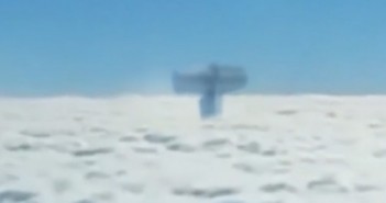 飞机上拍到巨型UFO视频:酷似雷神之锤UFO是真的吗?